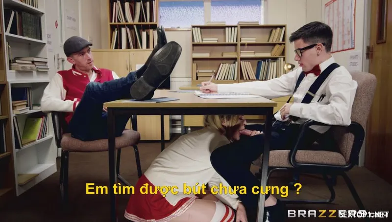Nữ sinh tò mò trước căn hộ bốc mùi cạnh bên nhận cái kết đáng thương